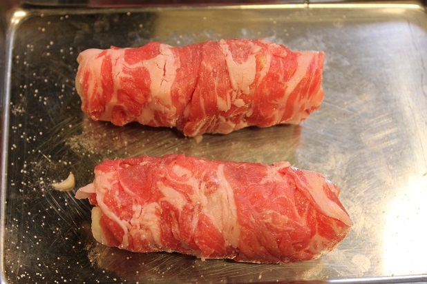 豚肉を2つに分けて、ちくわを置いて巻き、軽く塩をふる