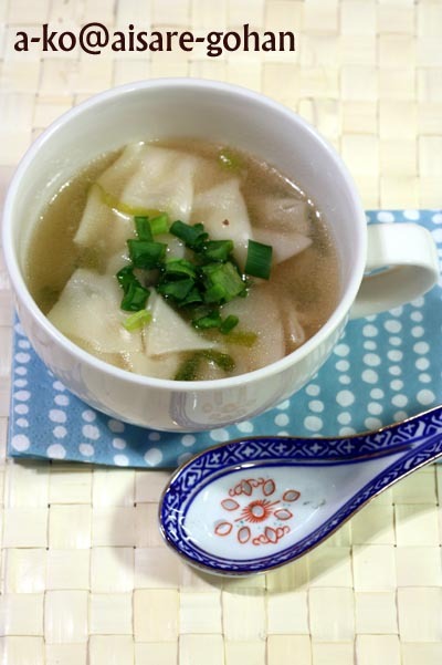 「大絶賛のワンタンスープ」具は餃子の皮とネギだけでOK！　ｂｙ：ATSUKO KANZAKI (a-ko)さん