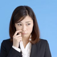 「でっちあげる」を2単語の英語で言うと？