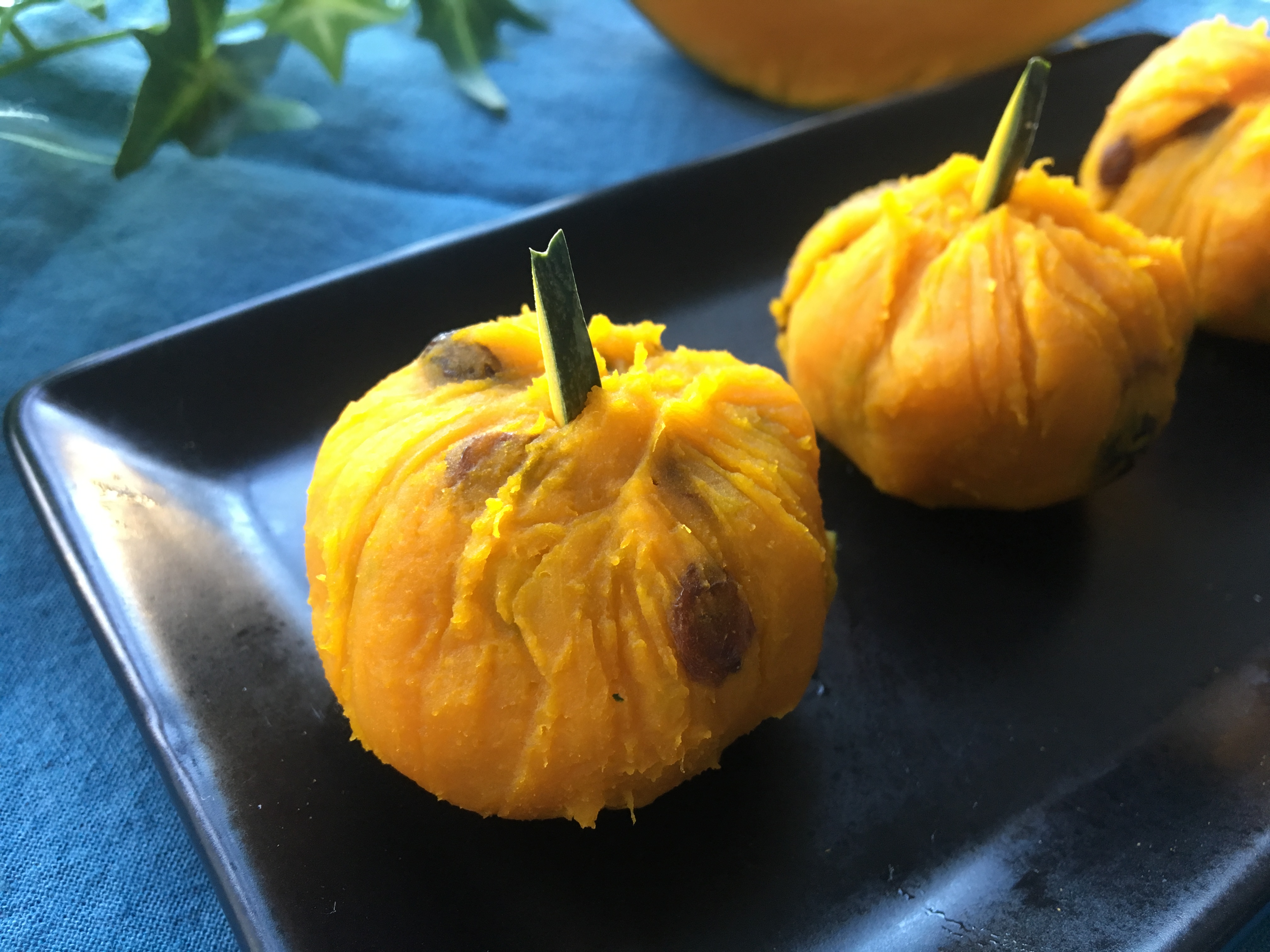 チンして混ぜてラップでギュッ！材料3つで簡単「かぼちゃの茶巾包み」