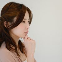 「真剣に」を英語の1単語で表すと？