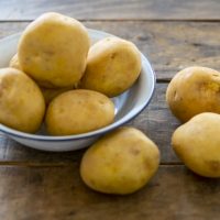 ほかほかのポテトだけじゃない!?英語の「hot potato」意外な意味とは