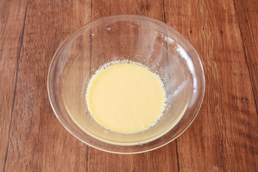 ボウルに卵を溶きほぐし、牛乳、パルメザンチーズ、塩、コショウを加えて混ぜる。