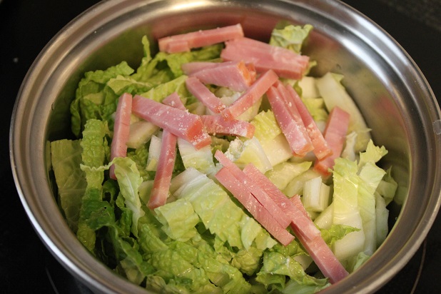 白菜は1cm幅に。ベーコンも5mm幅程度に切る。小鍋に、白菜とベーコン、水、塩とこしょうを入れる。