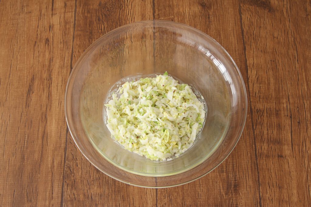 白菜を塩もみし、5分ほどおいて水気が出たらしっかり絞ってマヨネーズ、粒マスタードを混ぜ、塩、コショウで味を調える。
