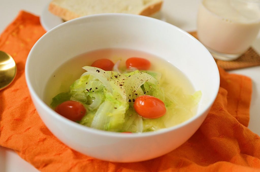 サラダの代わりに！たっぷりレタスの「食べるコンソメスープ」　ｂｙ：柳沢 紀子さん