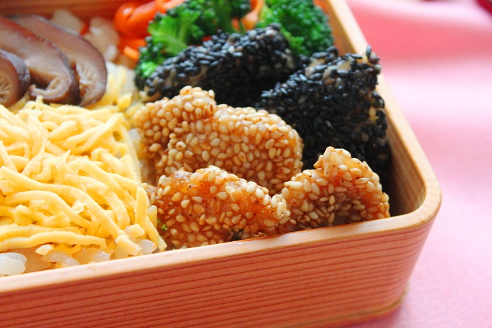 とっても簡単！お花見にもぴったり「鶏ささみのごま衣」のお弁当