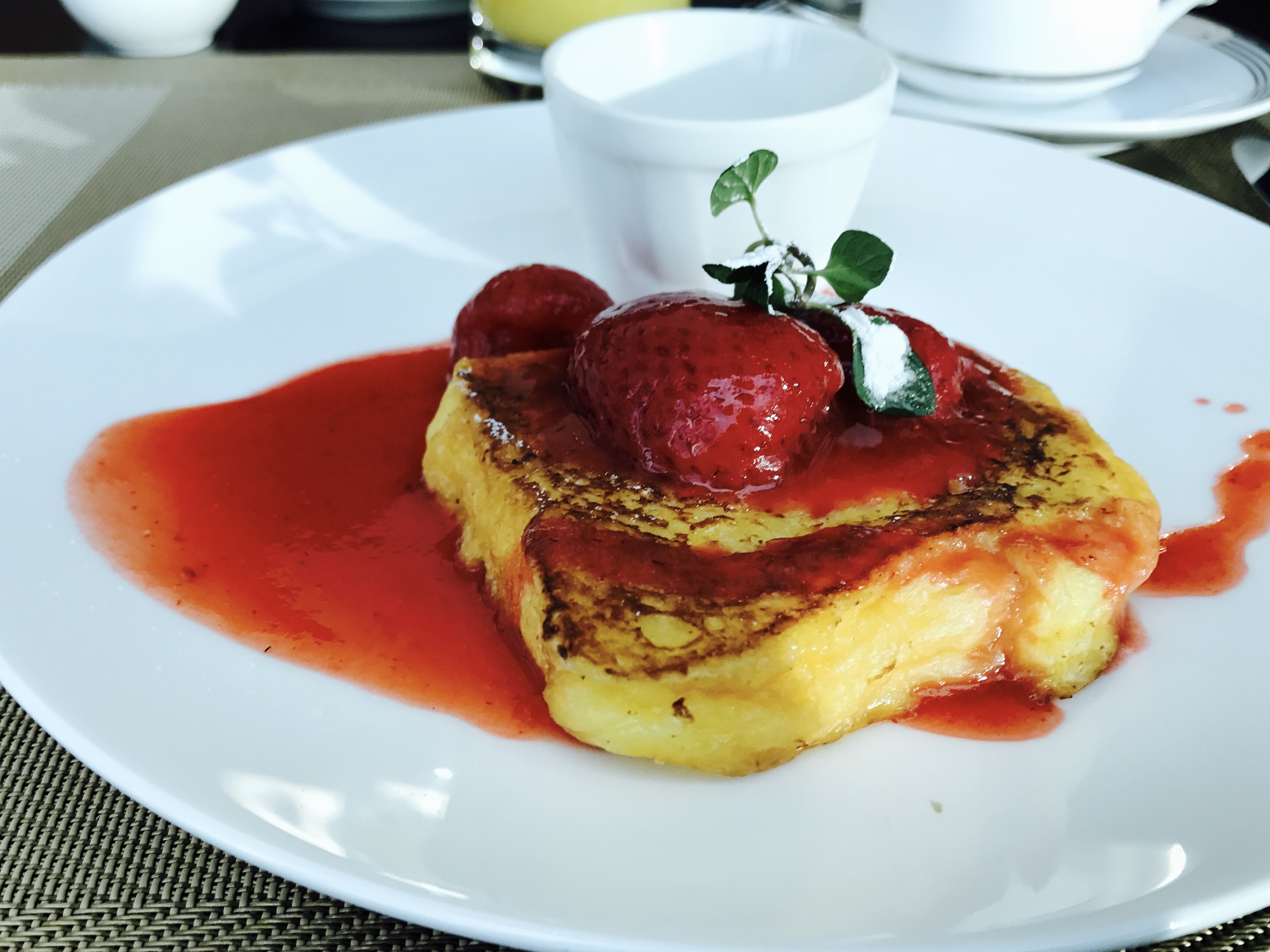 苺のフレンチトーストを召し上がれ 点心も必食 ホテル朝食 コンラッド東京 朝時間 Jp