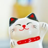 「招き猫」を英語で言うと？