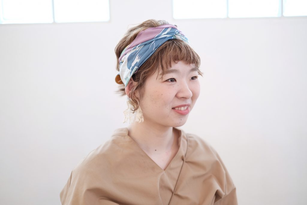 いつものボブがぐんとおしゃれに！巻くだけ簡単「スカーフ」ヘアアレンジ術