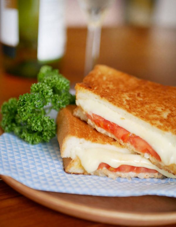 チーズとトマトの“ダブルとろり”が美味！簡単「ツナメルトサンド」