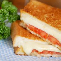 チーズとトマトの“ダブルとろり”が美味！簡単「ツナメルトサンド」