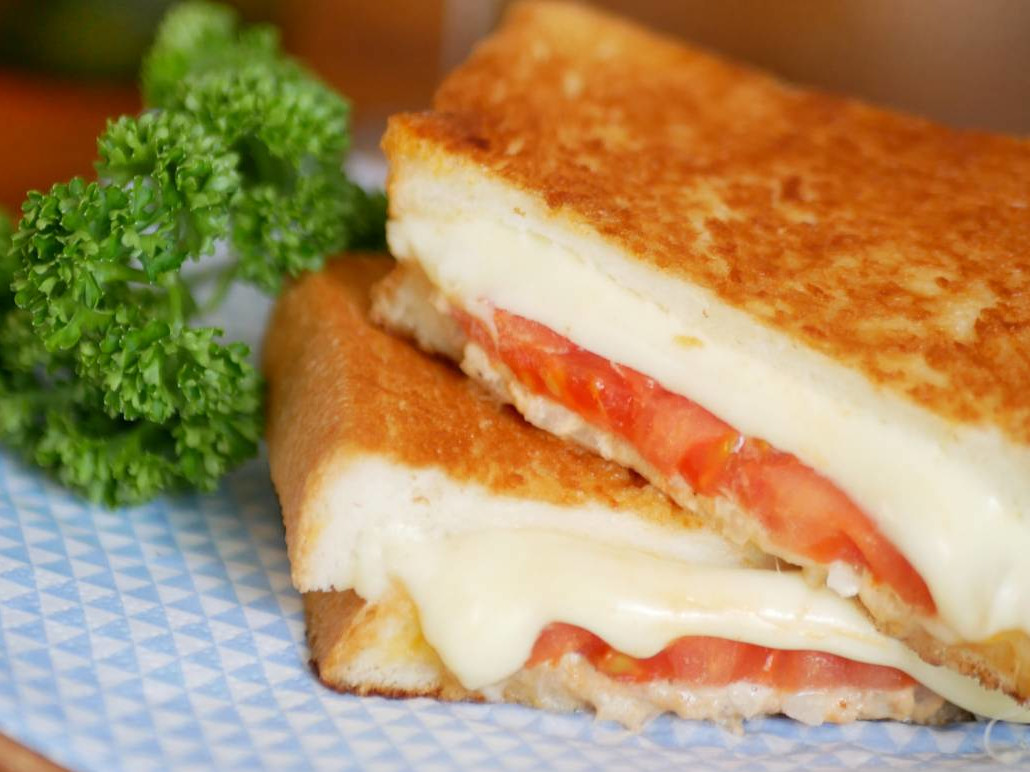 チーズとトマトの“ダブルとろり”が美味!簡単「ツナメルトサンド」