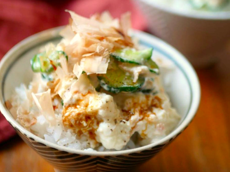 ダイエット中の鉄板レシピ!火を使わず簡単「豆腐のっけ飯」
