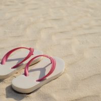 夏の必需品♪英語の「flip-flops」の意味は？