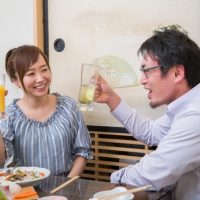 「一杯おごるよ」って何て言う？お会計する時に役立つ英語まとめ