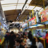 屋台街でタイ風ラーメンを食べる