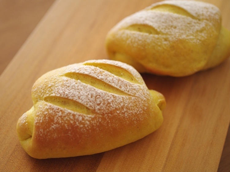 カレーチーズパン☆カレーのパン生地でチーズを巻きました　ｂｙ：めろんぱんママさん