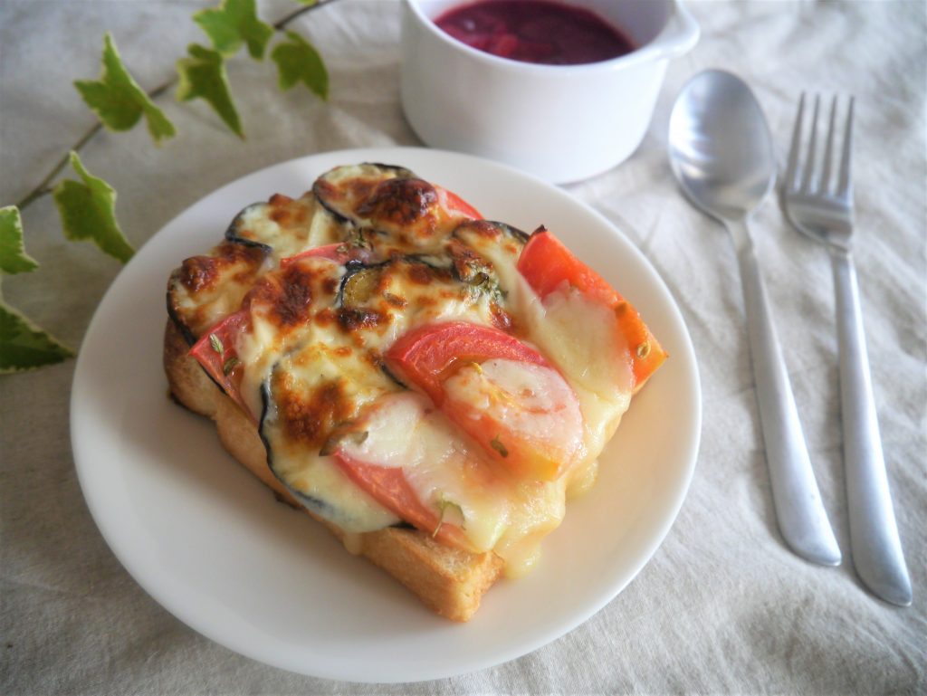 なすが1本余ったら♪トマトとチーズで簡単「モッツアレラトースト」　ｂｙ：パン・料理家 池田愛実さん