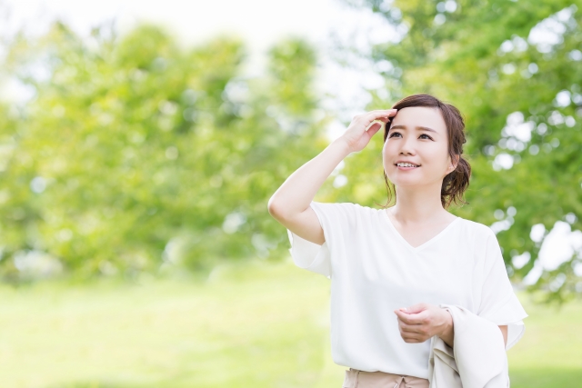 残暑に外を歩く女性