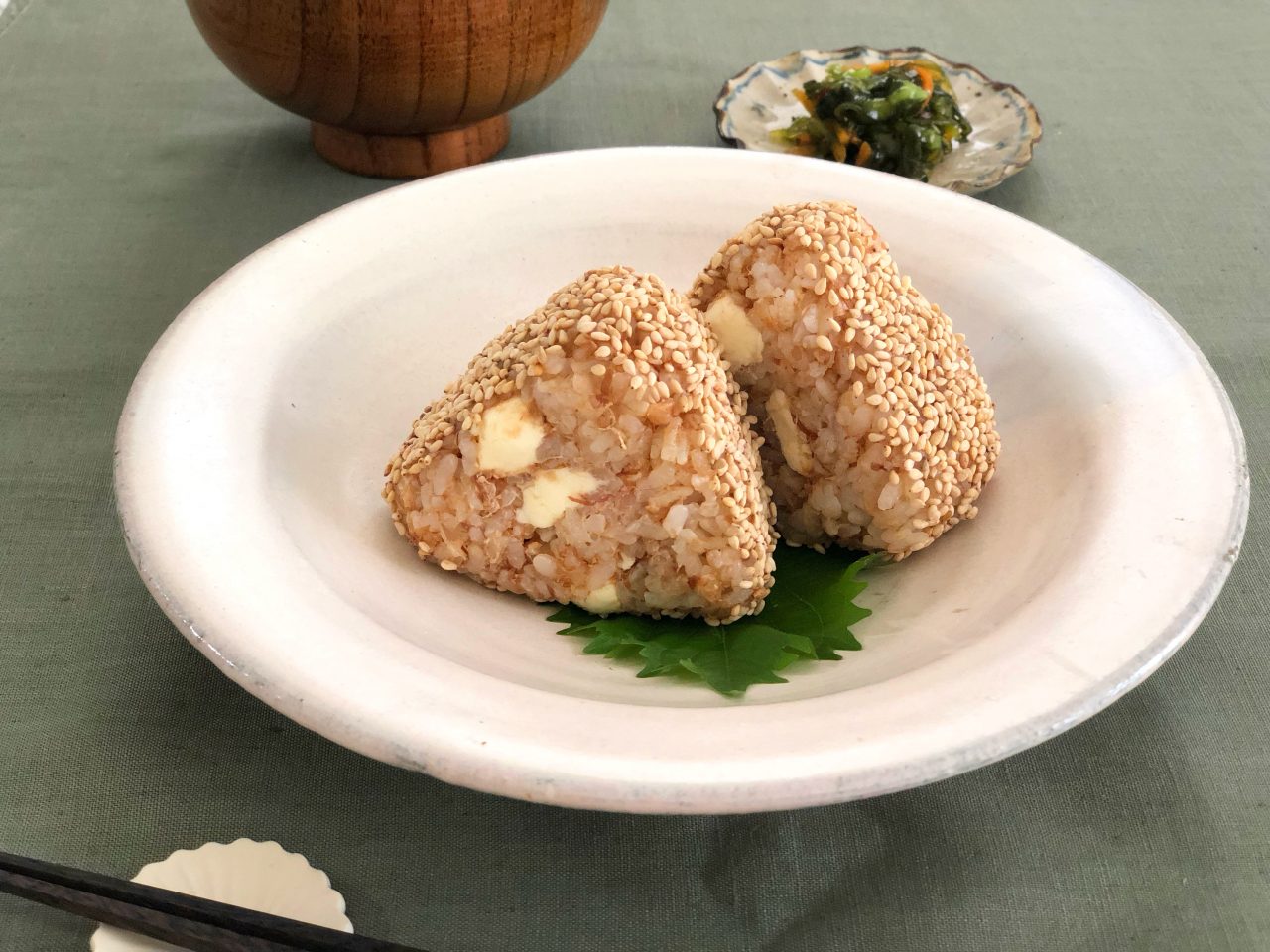 体の中から乾燥ケア！忙しい朝でも簡単「おかかクリチのごまおにぎり」