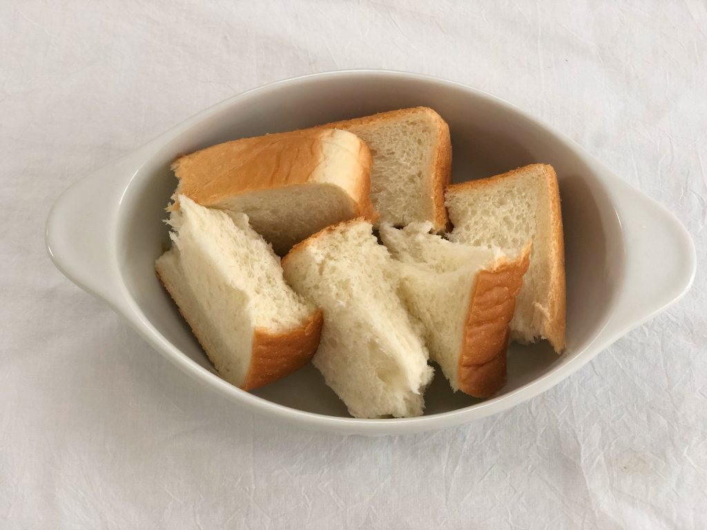 ちぎった食パン