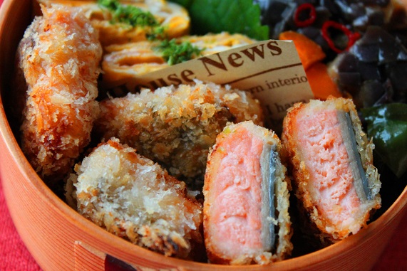 旬のシャケで簡単おかず！「秋鮭の味噌漬けフライ」のお弁当　ｂｙ：料理研究家 かめ代さん