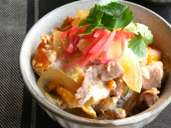 火を使わずレンジで簡単!お弁当にも便利な「他人丼」