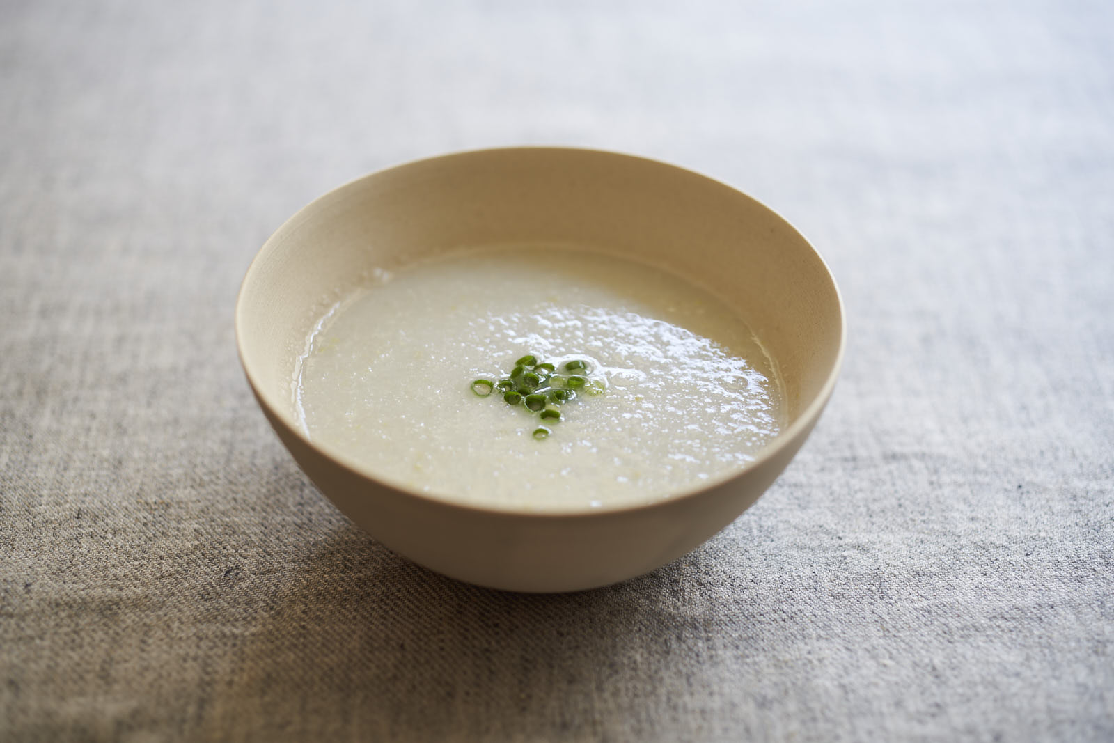 体がうるおう シャキとろ食感がおいしい れんこんと長ネギのスープ 朝時間 Jp