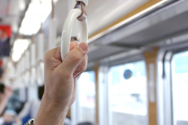 立つだけでカロリー消費量が2倍に!?簡単「通勤電車」エクササイズ3つ