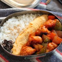 同時進行で時短！中華の定番「豚こま酢豚」「マヨオムレツ」の2品弁当