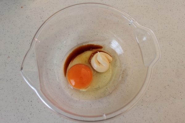 ボウルに、卵とマヨネーズとしょうゆを入れて混ぜ合わせる。