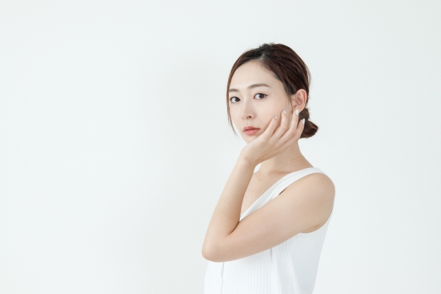 ポイントは○○の長さ!簡単にすっきり「小顔」になるメイクのコツ