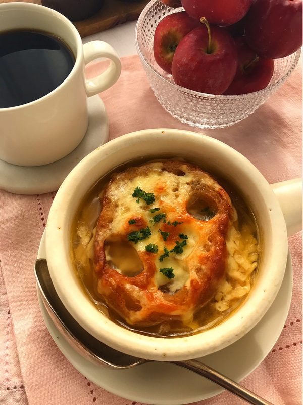 寒い朝の幸せ朝ごはん♪時短でおいしい「オニオングラタンスープ」レシピ