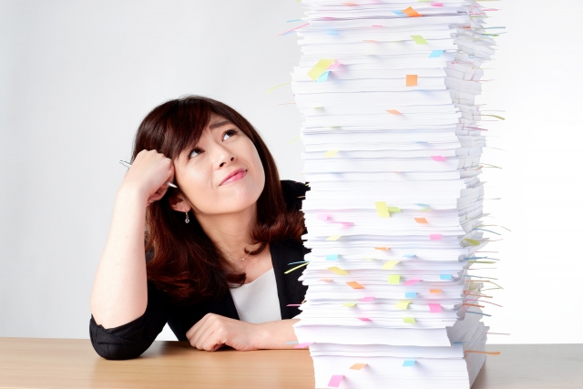 「仕事が山積み」を英語で言うと？
