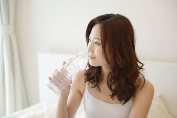 朝水を飲む女性