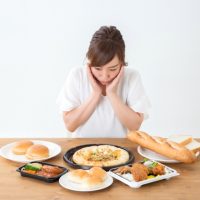 「我慢する」を2単語の英語で言うと？