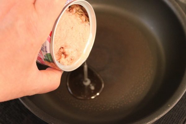 フライパンにツナ缶の油を入れる。