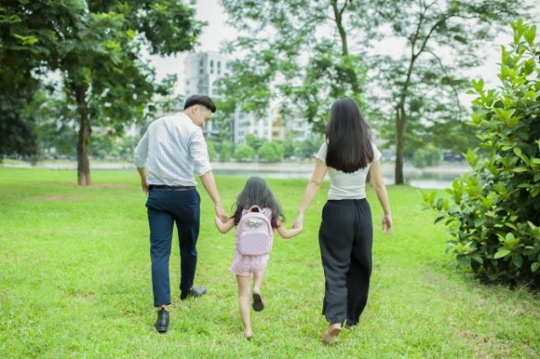 公園に出かける家族