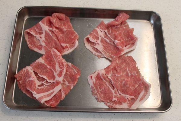 豚薄切り肉は、半分に折り、塩を全体に軽くふって下味をつけておく。