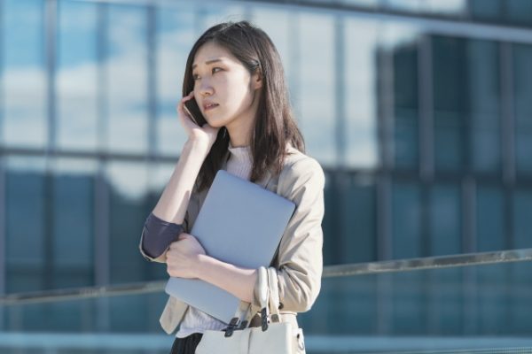 電話する女性