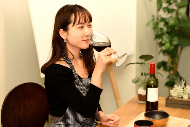 「顔が赤くなる」を4単語の英語で言うと？