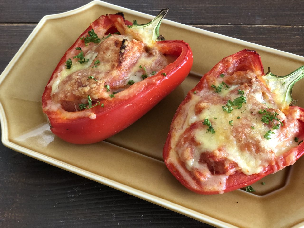 浸して詰めて焼くだけ！簡単かわいい「パプリカボートのパングラタン」