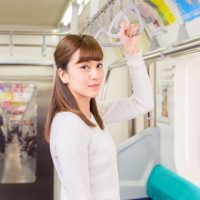 「電車に間に合う」を英語で言うと？