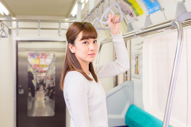 「電車に間に合う」を英語で言うと？