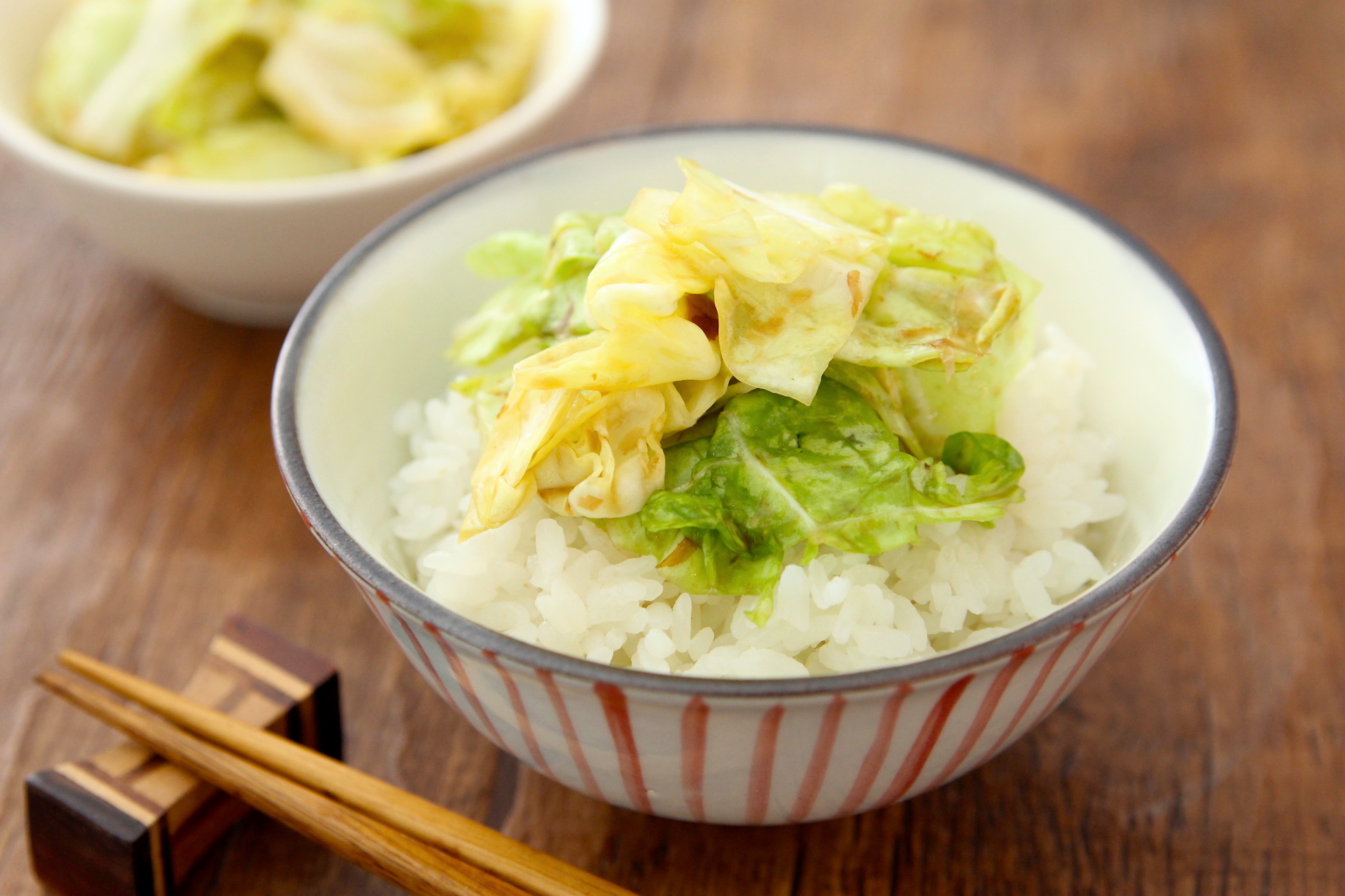 ご飯がすすむ作り置き！袋に入れてふるだけで簡単「パリパリキャベツ」
