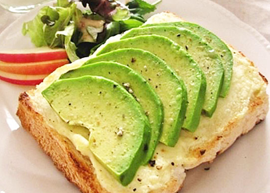 アボカドと卵の朝食ラップのレシピ