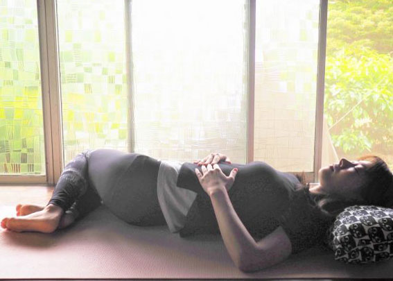 ベッドに寝たまま簡単 お腹に溜まったガス を移動させるストレッチ 朝時間 Jp