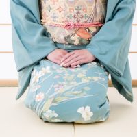 「正座する」を英語で言うと？