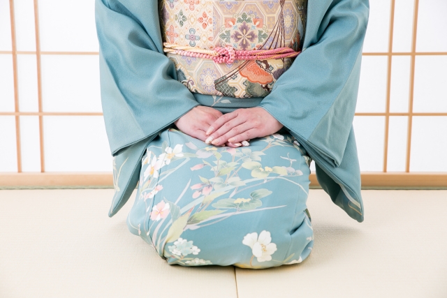 「正座する」を英語で言うと?